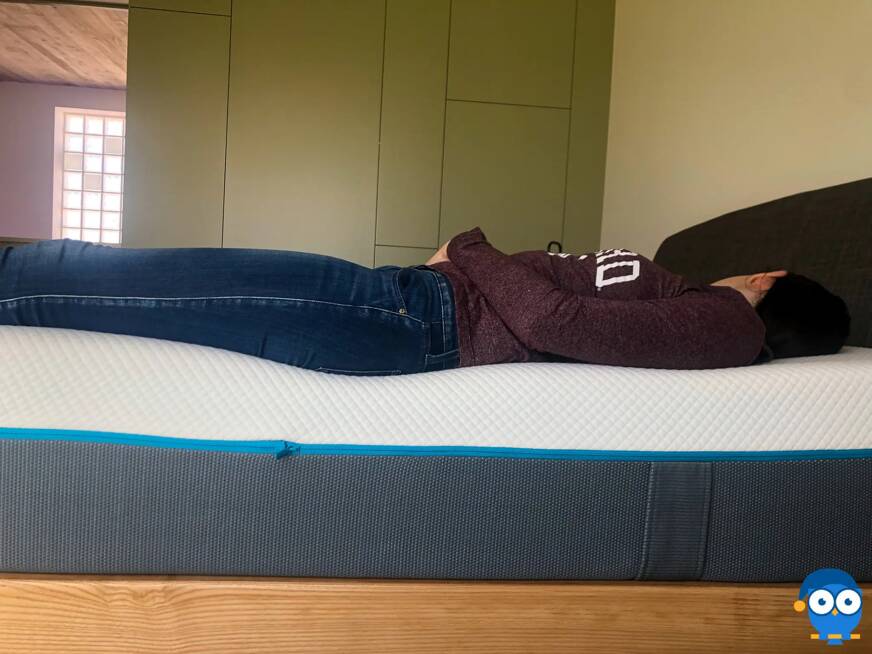 simba hybrid luxe dormeur sur le dos